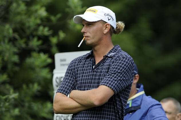 Marcel SIEM (GER),Golfprofi,Golf,Aktion,Einzelaktion,Einzelbild,angeschnittenes Einzelmotiv,raucht eine Zigarette,rauchen. BMW International Open 2011 in München Eichenried.