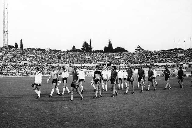 EM Finale 1980 in Rom - BR Deutschland (BRD) - Belgien 2:1 - Einmarsch der Finalisten, vorne v.li. Belgien mit Julien Cools, Torwart Jean Marie Pfaff, Erik Gerets, Jan Ceulemans, Walter Meeuws, Raymond Mommens, Luc Millecamps und Michel Renquin, dahinter die BRD v.li.: Spielführer Bernard Dietz, Torwart Harald Schumacher, Manfred Kaltz, Hans Peter Briegel, Horst Hrubesch, Bernd Schuster, Klaus Allofs, Ulrich Stielike, Karlheinz Förster und Karl Heinz Rummenigge