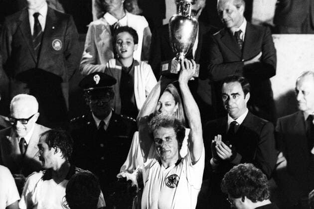 EM Finale 1980 in Rom - Die BR Deutschland (BRD) ist Europameister - Karl Heinz Rummenigge präsentiert die Trophäe neben Ulrich Stielike (li.)