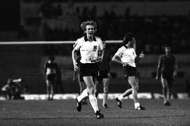 EM Finale 1980 in Rom - Die BR Deutschland (BRD) ist Europameister - Bernd Schuster (vorn) jubelt