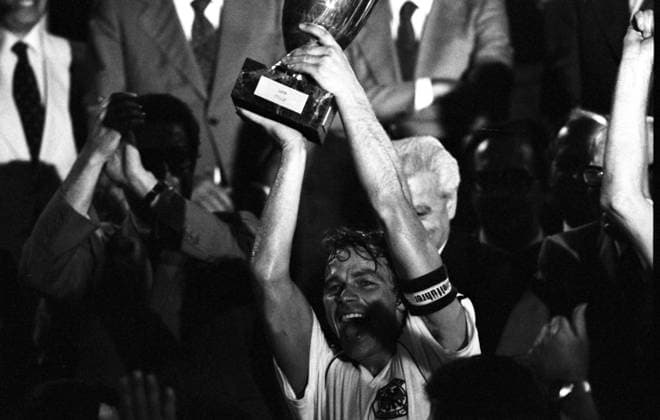 EM Finale 1980 in Rom - Die BR Deutschland (BRD) ist Europameister - Spielführer Bernard Dietz präsentiert stolz die Trophäe