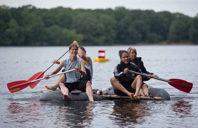 An Stationen müssen die Spielerinnen eine Aufgabe lösen: Hier bauten die Spielerinnen ein Floß aus Gummireifen und Holzlatten. Mit dem Floß ruderten sie auf das Wasser zu ihrer Station. Kerstin GAREFREKES, Ursula HOLL, Celia OKOYINO DA MBABI, Lena GOESSLING (vl) Poolfoto: Am heutigen Nachmittag nahmen die deutschen Nationalspielerinnen an einer GPS Challenge, einer Art moderner Schnitzeljagd auf der Scharfenberg Insel in Berlin teil. Fussball Frauen: Vorbericht: Im Vorfeld zur FIFA Frauen-WM 2011 in Deutschland, Berlin, 23.06.2011 Football Soccer: PREPARATION of the FIFA Women s World Cup: As a matter of team building the German women s national footballteam took part in a GPS challenge , Berlin, June 21, 2011. Tegeler See o0 Ausgleich Ausgleichssport Rudern kurios Komik