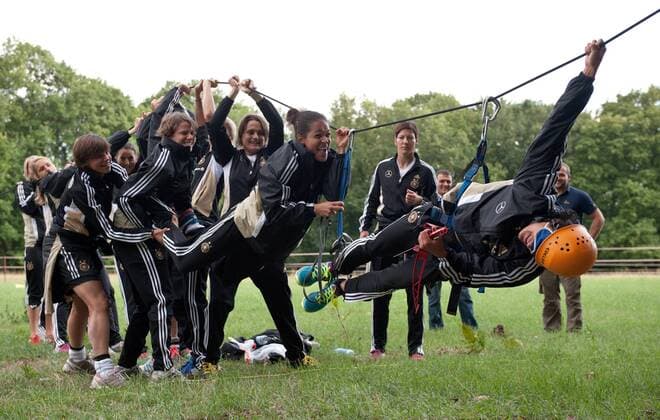 An Stationen müssen die Spielerinnen eine Aufgabe lösen: Die Spielerinnen spannen ein Seil für Fatmire BAJRAMAJ (r), die an der Station ein Gegenstand einsammeln muss. Poolfoto: Am heutigen Nachmittag nahmen die deutschen Nationalspielerinnen an einer GPS Challenge, einer Art moderner Schnitzeljagd auf der Scharfenberg Insel in Berlin teil. Fussball Frauen: Vorbericht: Im Vorfeld zur FIFA Frauen-WM 2011 in Deutschland, Berlin, 23.06.2011 Football Soccer: PREPARATION of the FIFA Women s World Cup: As a matter of team building the German women s national footballteam took part in a GPS challenge , Berlin, June 21, 2011. 1 ,  Tegeler See o0 Ausgleich Ausgleichssport