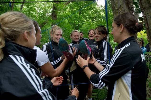 An Stationen müssen die Spielerinnen eine Aufgabe lösen: Hier klettern die Spielerinnen durch ein überdimensionales Spinnennetz - Linda BRESONIK wird von ihren Kolleginnen durch das Netz gehoben. Poolfoto: Am heutigen Nachmittag nahmen die deutschen Nationalspielerinnen an einer GPS Challenge, einer Art moderner Schnitzeljagd auf der Scharfenberg Insel in Berlin teil. Fussball Frauen: Vorbericht: Im Vorfeld zur FIFA Frauen-WM 2011 in Deutschland, Berlin, 23.06.2011 Football Soccer: PREPARATION of the FIFA Women s World Cup: As a matter of team building the German women s national footballteam took part in a GPS challenge , Berlin, June 21, 2011. 1 ,  Tegeler See o0 Ausgleich Ausgleichssport