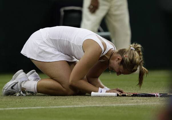 Wimbledon Championships 2011, AELTC, London, ITF Grand Slam Tennis Tournament, Sabine Lisicki (GER) fällt auf die Knie und jubelt nach ihrem Sieg,Jubel, Emotion, Einzelbild,Aktion,Ganzkoerper, Querformat,