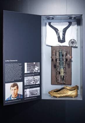 Freitag 11.12.2009, 1. Bundesliga Saison 09 10 - BVB Borussia Dortmund, Das Borusseum in Dortmund. Ein Museum über die Dortmunder Vereinsgeschichte. Torjägerkanone, Nationaltrikot und vergoldete Adidas Fußballschuhe von Lothar Emmerich (GER) DeFodi018