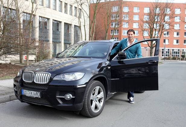 Dienstag 23.03.2010, 1. Bundesliga Saison 09 10 - Dortmund, BV Borussia Dortmund, Torwart Roman Weidenfeller (BVB) mit seinem Wagen , Auto, BMW, PKW, Fahrzeug , DeFodi018