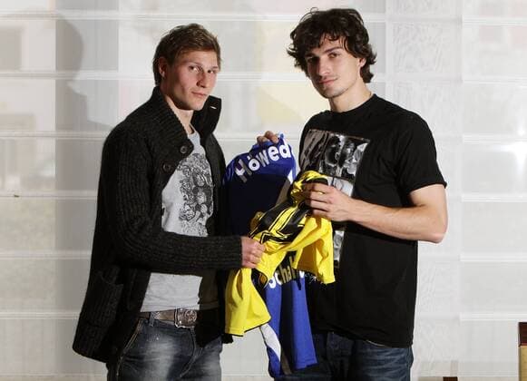 Donnerstag 18.02.2010, 1. Bundesliga Saison 09 10 - Benedikt Hoewedes (S04) mit Mats Hummels (BVB) DeFodi018