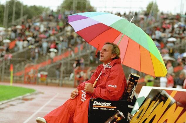 2. BL Hannover 96 (Rot) gegen Fortuna Düsseldorf 0:3 am 27.08.1994 im Niedersachsenstadion. Im Foto: Aleksandar Ristic, Trainer von Fortuna Düsseldorf. Einzelbild Schirm Regenschirm Regen Regenspiel Kurios Komik Energizer Trainerstuhl Stuhl bunt