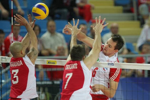24.06.2011, Plock - World League 2011 - Polen vs Puerto Rico --- FIGUEROA JUAN (L) ESCALANTE ENRIQUE (M) BARTOSZ KUREK (R) ---  20110624CSMT8024