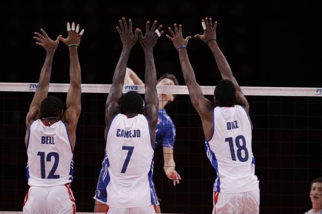 Nicolas Marechal (France) contre Henry Bell Cisnero - Osmany Roberto Camejo - Yoandri Diaz Carmenate (Cuba) Volley : France Cuba - Ligue Mondiale - 24.06.2011 - MarineAndrieux Panoramic 