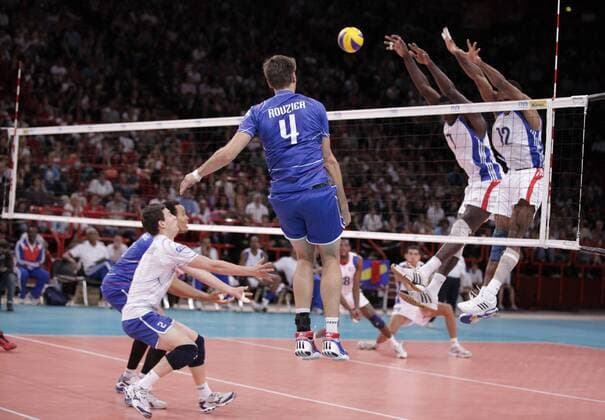 Antonin Rouzier (France) contre Roberto Camejo - Henry Bell Cisnero (Cuba) Volley : France Cuba - Ligue Mondiale - 24.06.2011 - MarineAndrieux Panoramic 