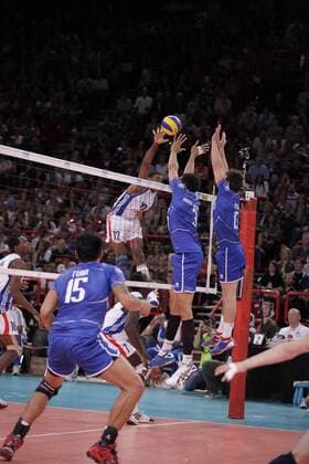 Henry Bell Cisnero (Cuba) contre Gerald Hardy Dessources - Pierre Pujol (France) Volley : France Cuba - Ligue Mondiale - 24.06.2011 - MarineAndrieux Panoramic 