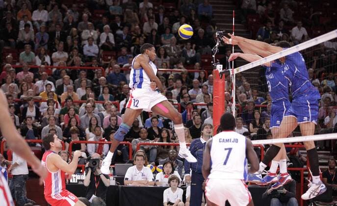 Henry Bell Cisnero (Cuba) contre Benjamin Toniutti (France) - Gerald Hardy Dessources (France) Volley : France Cuba - Ligue Mondiale - 24.06.2011 - MarineAndrieux Panoramic 