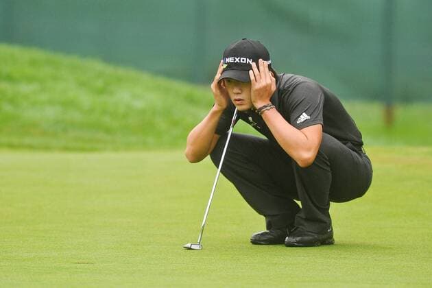 June 24, 2011 - Cromwell, Connecticut, U.S - Bio Kim lines up his putt on the 8th hole gree after first round play resumed of the Travelers Championship at the TPC River Highlands on Friday. Kim finished with a 1-over 71. PGA Golf Herren 2011 - Jun 24 - Travelers Championship First Round - ZUMAq39