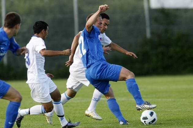 24.06.2011, 3. Liga, Testspiel: SV Darmstadt 98 - Nationalmannschaft Philippinen. Sascha Amstätter (SV Darmstadt 98, R), Manuel Ott (Philippinen, hinten), Emelio Caligdong (Philippinen, L).