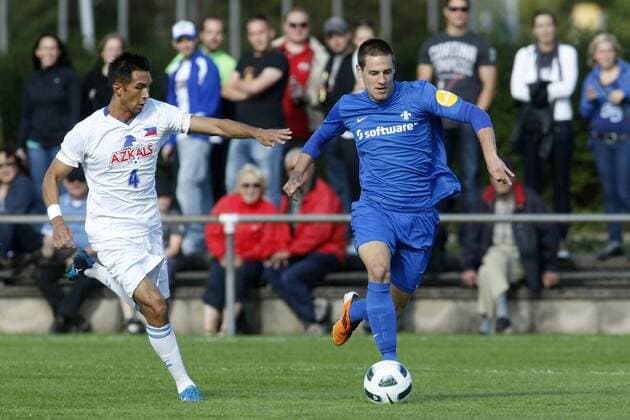 24.06.2011, 3. Liga, Testspiel: SV Darmstadt 98 - Nationalmannschaft Philippinen. Oliver Heil (SV Darmstadt 98, R), Anton del Rosario (Philippinen).