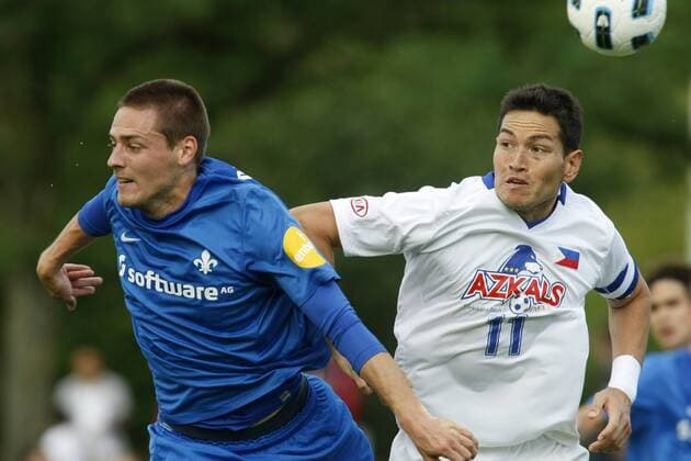 24.06.2011, 3. Liga, Testspiel: SV Darmstadt 98 - Nationalmannschaft Philippinen. Oliver Heil (SV Darmstadt 98, L), Alexander Borromeo.