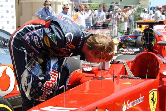 formula 1 GP, Europe in Valencia Spain 25.06.11, Sebastian Vettel, Red Bull Racing, schaut sich Ferrari an,