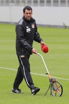 Bayer 04 Leverkusen Training Platzvermessung: Robin Dutt Local Caption Einzelbild, Freisteller