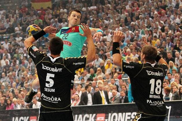 Handball EHF Champions League CL - Final 4 Final4 10 11 - 28.05.2011 - Halbfinale - Rhein-Neckar Löwen Löwen RNL vs. FC Barcelona Borges . Siarhei Rutenka (Barcelona) im Sprungwurf aufs Tor gegen Zarko Sesum (Löwen) und Bjarte Myrhol (Löwen) .