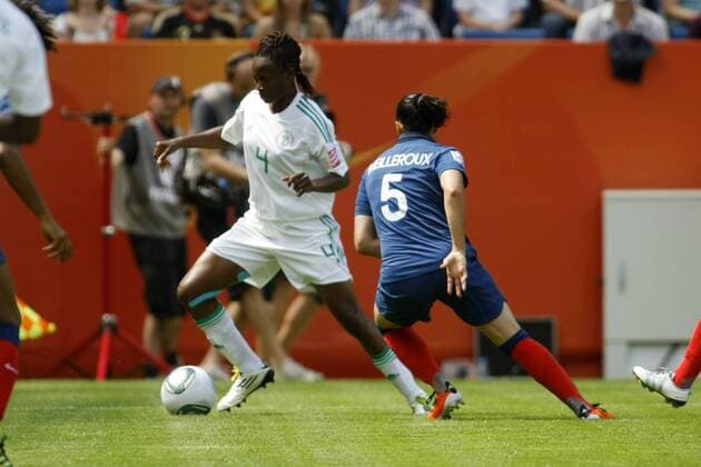 26.06.2011, FIFA Frauen-Weltmeisterschaft 2011, Vorrunde, Gruppe A, Nigeria - Frankreich. Perpetua NIKWOCHA NKWOCHA (Nigeria, L), Ophelie MEILLEROUX (Frankreich).