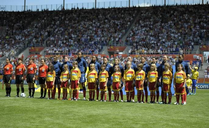 26.06.2011, FIFA-Frauen-Fußball-Weltmeisterschaft 2011. Vorrunde 1.Spieltag in Sinsheim. Team Frankreich bei der Nationalhymne.