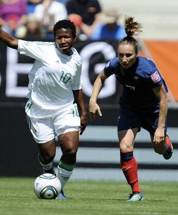 26.06.2011, Rhein-Neckar-Arena, Sinsheim, GER, FIFA Women s Worldcup 2011, Gruppe A, Nigeria (NGA) vs. France (FRA), im Bild Rita CHIKWELU ( 10 NGA ) im Zweikampf mit Gaetane THINEY ( 17 FRA ) during the FIFA Women s Worldcup 2011, Pool A, Nigeria vs France on 2011 06 26, Rhein-Neckar-Arena, Sinsheim, Germany. GER, FIFA Women s Worldcup 2011, Nigeria vs France