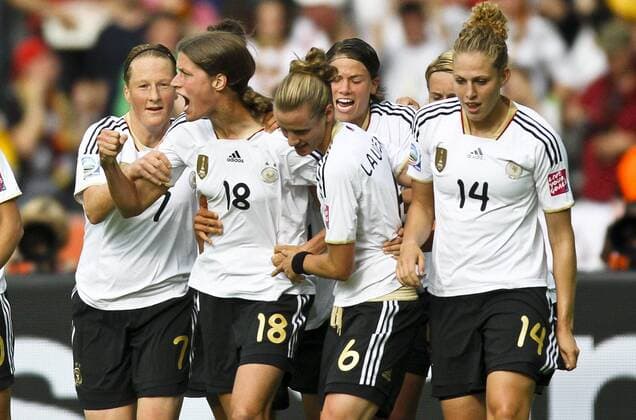 Kerstin GAREFREKES DFB Nr 18 jubelt nach dem Tor zum 1-0 DEUTSCHLAND - KANADA FIFA Fussball WM Weltmeisterschaft 2011 Damen, Frauen, Deutsche Damen Fussball Nationalmannschaft DFB Eröffnungsspiel am 26.06.2011, in Berlin, GER, CAN