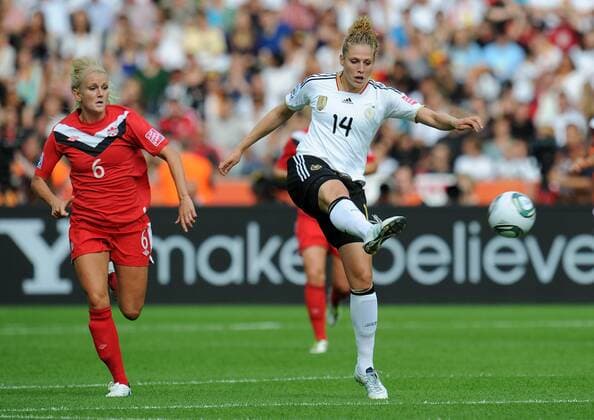 FUSSBALL FIFA FRAUEN WELTMEISTERSCHAFT 2011 GRUPPE A Deutschland - Kanada 26.06.2011 Kim KULIG (re, Deutschland) vor Kaylyn KYLE (li, Canada)  DFB