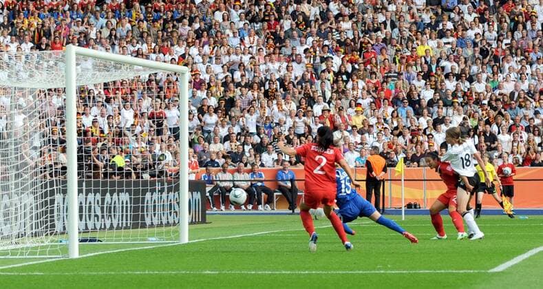 Fussball, Frauen, WM 2011, Vorrundenspiel Deutschland - Kanada, Kerstin Garefrekes (r., Deutschland) erzielt das Tor zum 1:0 gegen Marie-Eve Nault, Torhüterin Erin McLeod und Emily Zurrer (v. r., alle Kanada), 26.06. 2011, DFB