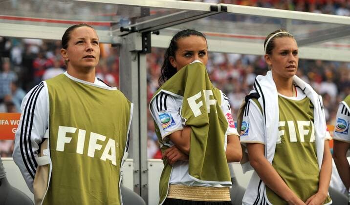 Fussball, Frauen, WM 2011, Vorrundenspiel Deutschland - Kanada, v. l. die Reservisten Inka Grinks, Fatmire Lira Bajramaj, Lena Goeßling, 26.06. 2011, DFB