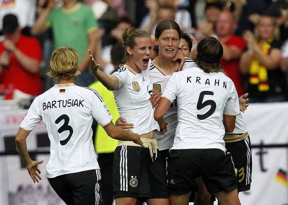 Torjubel 1:0 Deutschland, v.li. Saskia Bartusiak (DFB), Simone Laudehr (DFB), Torschützin Kerstin Garefrekes (DFB), Annike Krahn (DFB) . Deutschland - Kanada . Frauen Fussball-Weltmeisterschaft 2011 . Berlin , DEU, 26.06.2011 ,