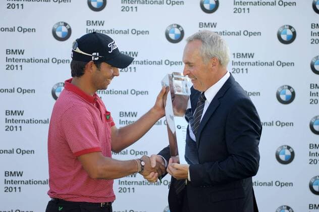 Pablo Larrazabal (ESP , li.) gewinnt die BMW Open 2011 in München o0 Sieg, Sieger Siegerehrung Pokal, Trophäe Objekte