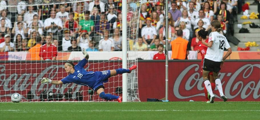 Torfrau Erin McLeod, Marie-Eve Nault, Kerstin Garefrekes Zweikampf Aktion Spielszene Tor zum 1:0 26.06.2011 Deutschland - Kanada Fußball Fussball Nationalmannschaft Deutschland Olympiastadion Berlin Frauen WM Weltmeisterschaft FIFA DFB