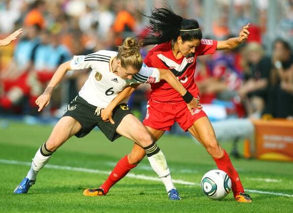 Simone Laudehr, Jonelle Filigno Zweikampf Aktion Spielszene 26.06.2011 Deutschland - Kanada Fußball Fussball Nationalmannschaft Deutschland Olympiastadion Berlin Frauen WM Weltmeisterschaft FIFA DFB