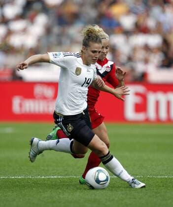 Kim Kulig, GER, vorne am Ball, hinten Kelly Parker, CANADA, Zweikampf, Kampf, duell, Dribbling, hoch Deutschland-Kanada, Germay vs Canada, FIFA Womens World Cup 2011, WM, FIFA Frauen-Weltmeisterschaft 2011, Eröffnungsspiel, Spiel Nr. 1 Berlin, 26.6.2011, Olympiastadion DFB