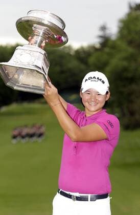 Yani Tseng of Taiwan holds up the LPGA Golf Damen Championship Trophy in the final round of the Wegmans LPGA Golf Damen Championship at Locust Hill Country Club in Rochester, New York on June 26, 2011. Yani Tseng wins the Tournament with a score of 19 under par.  NYP20110626133 o0 Siegerehrung Pokal Trophäe Objekte