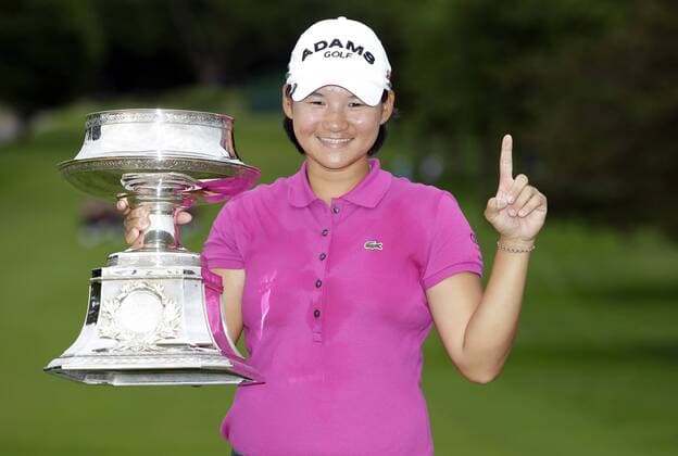 Yani Tseng of Taiwan holds the LPGA Golf Damen Championship Trophy in the final round of the Wegmans LPGA Golf Damen Championship at Locust Hill Country Club in Rochester, New York on June 26, 2011. Yani Tseng wins the Tournament with a score of 19 under par.  NYP20110626134 o0 Siegerehrung Pokal Trophäe Objekte