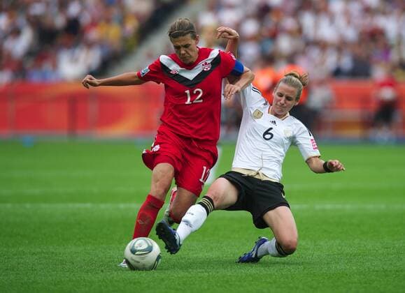 Fussball Berlin 26.06.2011 FIFA Frauen WM 2011 Eröffnungsspiel Deutschland (GER) - Kanada (CAN) 2:1 Christine SINCLAIR Simone Laudehr (Deutschland, No.06)