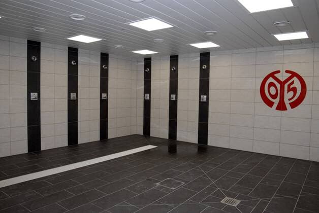 Fußball, Stadiongeschichte 1. FSV Mainz 05 26.6.2011, das neue Stadion des FSV Mainz 05 - die Coface Arena steht kurz vor der Vollendung Auch die Duschen der Spieler zeigen das Mainzer Wappen o0 Nasszelle Dusche Logo Fliese Fliesen detail