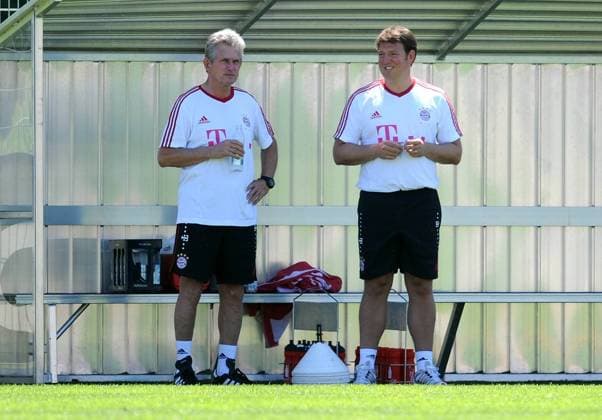 Fussball 1. Bundesliga: Saison 2011 2012 Trainingsauftakt beim FC Bayern München 27.06.2011 Trainer Jupp Heynckes , Sportpsychologe Philipp Laux (v. li., FC Bayern München) 