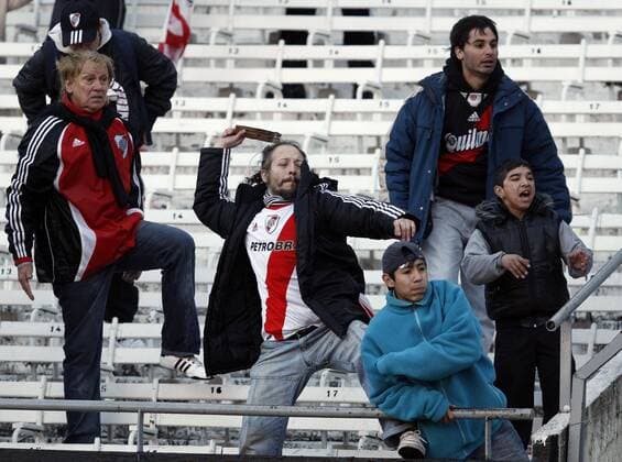 BUENOS AIRES, - A fan of River Plate throws a stick onto the field after their Argentina s first division second leg playoff soccer match in Buenos Aires, capital of Argentina, June 26, 2011. River Plate, the giant Argentine league club, suffered their biggest humiliation ever with relegation to the second division for the first time in the first leg of their play-off on Wednesday and tying 1-1 in the second leg match on Sunday. ---  o0 Krawalle Randale Randalierer Ausschreitungen Fanausschreitungen