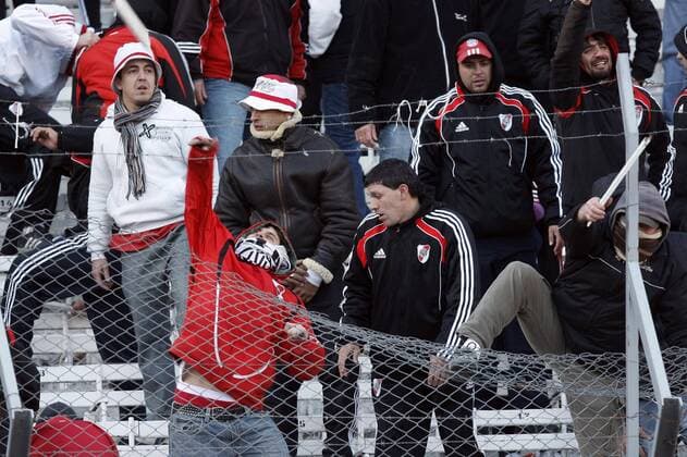 BUENOS AIRES, - River Plate fans react after their Argentina s first division second leg playoff soccer match in Buenos Aires, capital of Argentina, June 26, 2011. River Plate, the giant Argentine league club, suffered their biggest humiliation ever with relegation to the second division for the first time in the first leg of their play-off on Wednesday and tying 1-1 in the second leg match on Sunday. ---  o0 Krawalle Randale Randalierer Ausschreitungen Fanausschreitungen