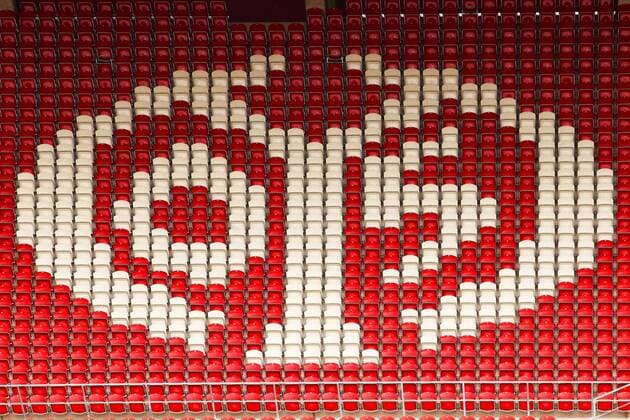 Fußball, Stadiongeschichte 1. FSV Mainz 05 Vereinslogo in der Coface Arena - Heimspielstätte des 1. FSV Mainz 05 o0 Tribüne Logo Leere