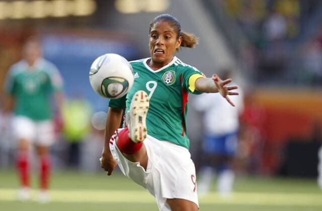 Maribel Dominguez, Mexiko, am Ball, Freisteller, Einzelbild, Ballannahme, quer Mexiko-England, Mexiko vs England, FIFA Womens World Cup 2011, WM, FIFA Frauen-Weltmeisterschaft 2011, Gruppe B, Group B, Spiel Nr. 4 Wolfsburg, 27.6.2011, VW-Arena