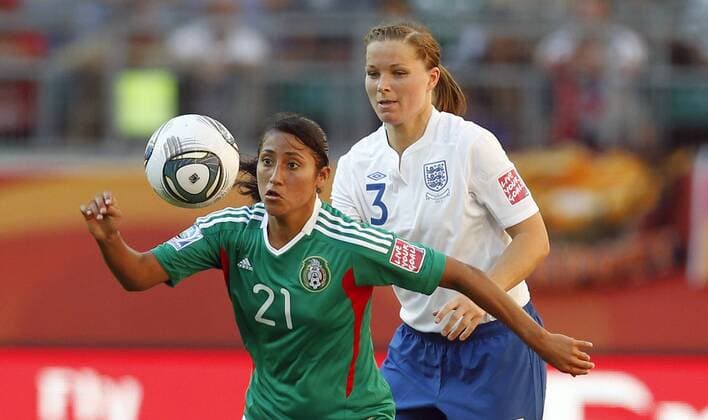 Stephanie Mayor, Mexiko, vorne, hinten Rachel, Unitt, England, Zweikampf, Kampf, quer Mexiko-England, Mexiko vs England, FIFA Womens World Cup 2011, WM, FIFA Frauen-Weltmeisterschaft 2011, Gruppe B, Group B, Spiel Nr. 4 Wolfsburg, 27.6.2011, VW-Arena