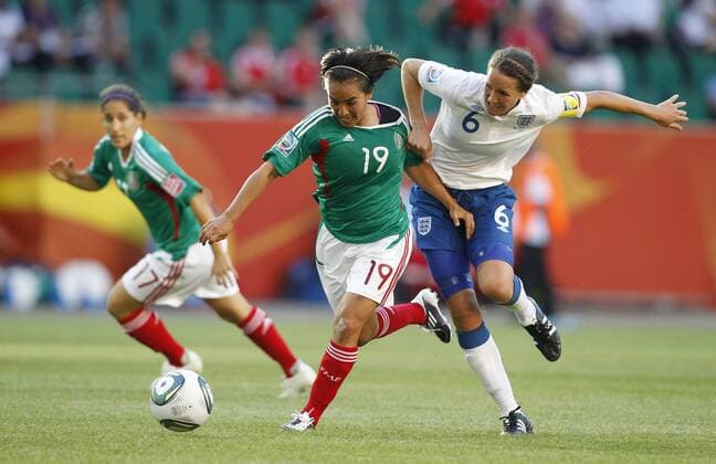 Monica Ocampo, Mexiko, links, rechts Casey Stoney, England, Zweikampf, Kampf,Trikot, Aktion, quer Mexiko-England, Mexiko vs England, FIFA Womens World Cup 2011, WM, FIFA Frauen-Weltmeisterschaft 2011, Gruppe B, Group B, Spiel Nr. 4 Wolfsburg, 27.6.2011, VW-Arena