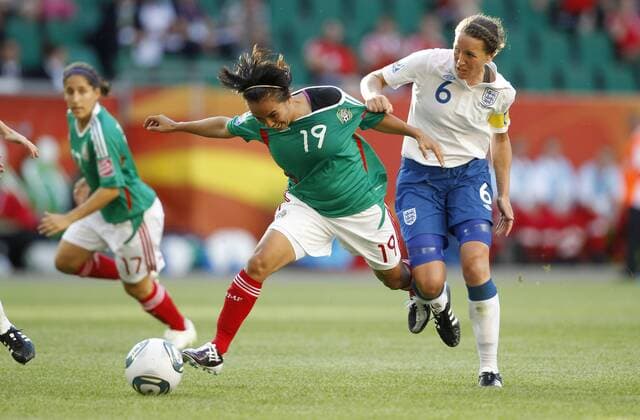 Monica Ocampo, Mexiko, links, rechts Casey Stoney, England, Zweikampf, Kampf,Trikot, Aktion, quer Mexiko-England, Mexiko vs England, FIFA Womens World Cup 2011, WM, FIFA Frauen-Weltmeisterschaft 2011, Gruppe B, Group B, Spiel Nr. 4 Wolfsburg, 27.6.2011, VW-Arena