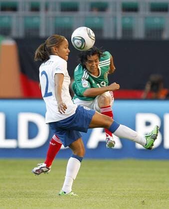 Monica Ocampo, Mexiko, hinten, beim Schuß, links Alex Scott, England, Schuss, Abwehr, Zweikampf, hoch Mexiko-England, Mexiko vs England, FIFA Womens World Cup 2011, WM, FIFA Frauen-Weltmeisterschaft 2011, Gruppe B, Group B, Spiel Nr. 4 Wolfsburg, 27.6.2011, VW-Arena